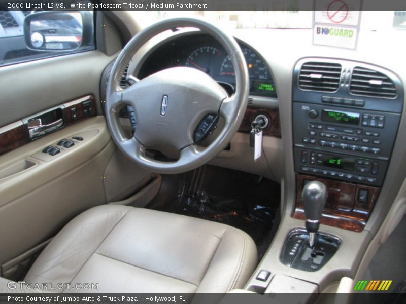 White Pearlescent Tricoat / Medium Parchment 2000 Lincoln LS V8