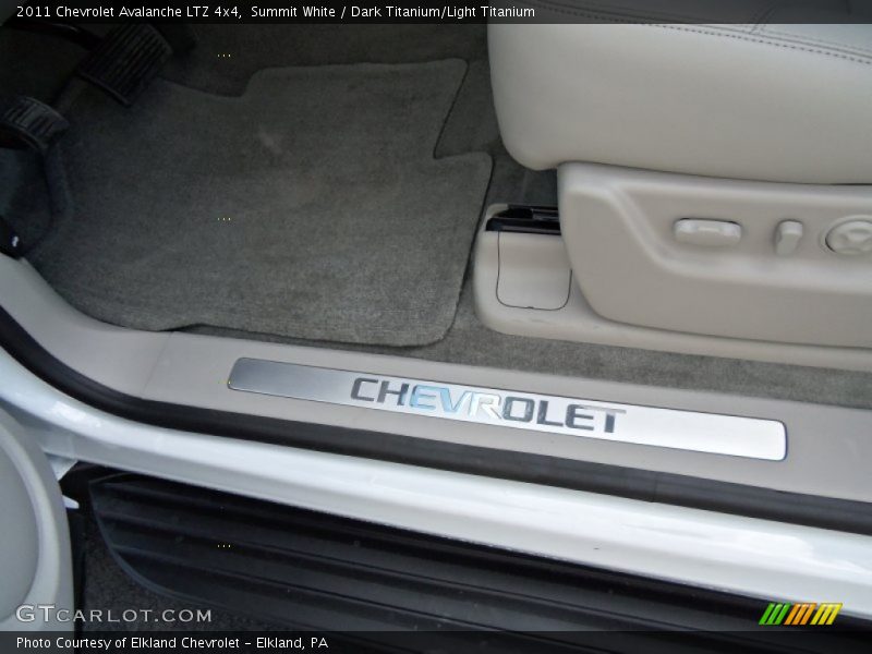Summit White / Dark Titanium/Light Titanium 2011 Chevrolet Avalanche LTZ 4x4