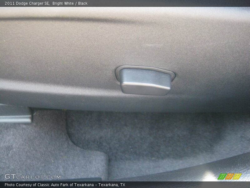 Bright White / Black 2011 Dodge Charger SE