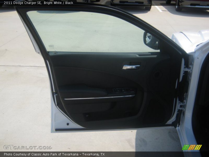 Bright White / Black 2011 Dodge Charger SE