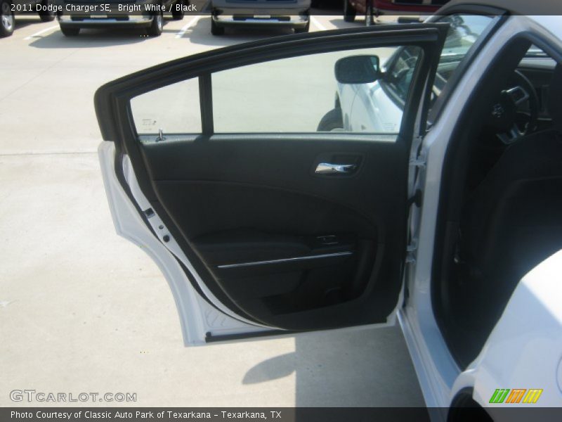 Bright White / Black 2011 Dodge Charger SE