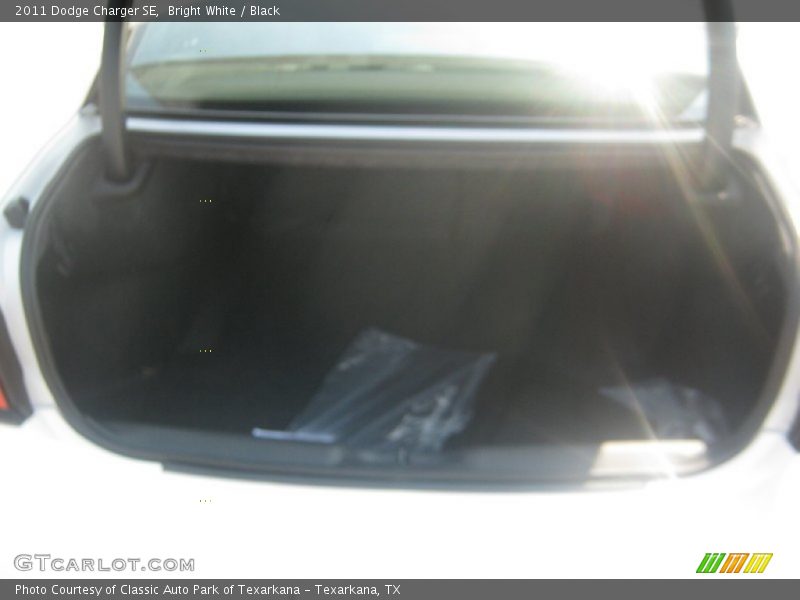 Bright White / Black 2011 Dodge Charger SE