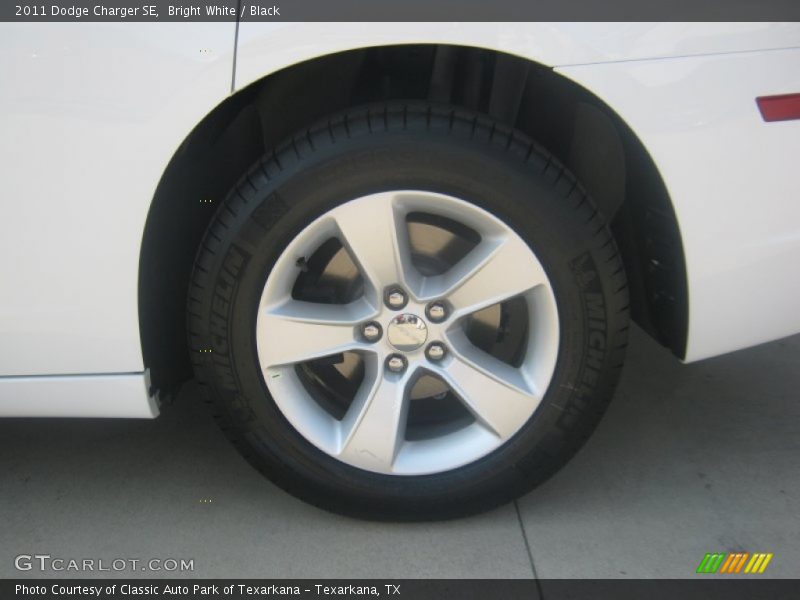 Bright White / Black 2011 Dodge Charger SE