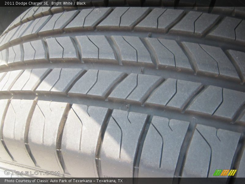 Bright White / Black 2011 Dodge Charger SE