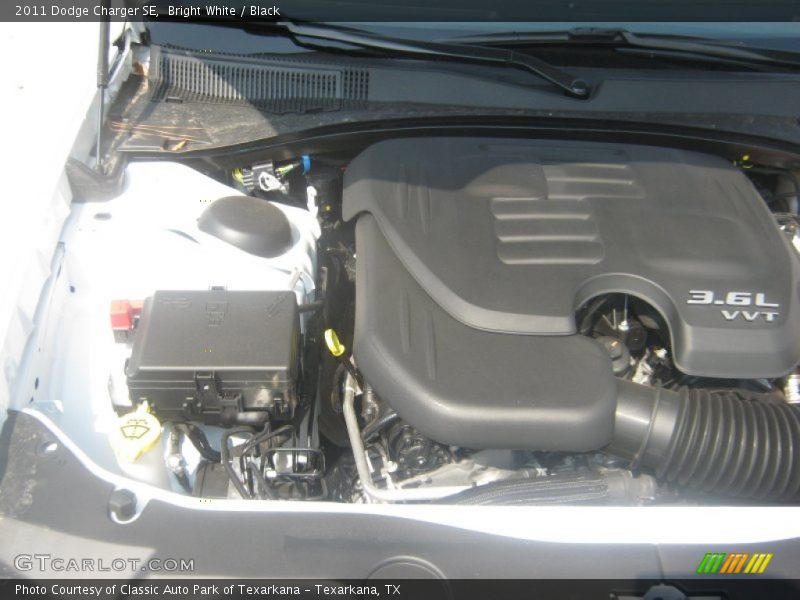 Bright White / Black 2011 Dodge Charger SE