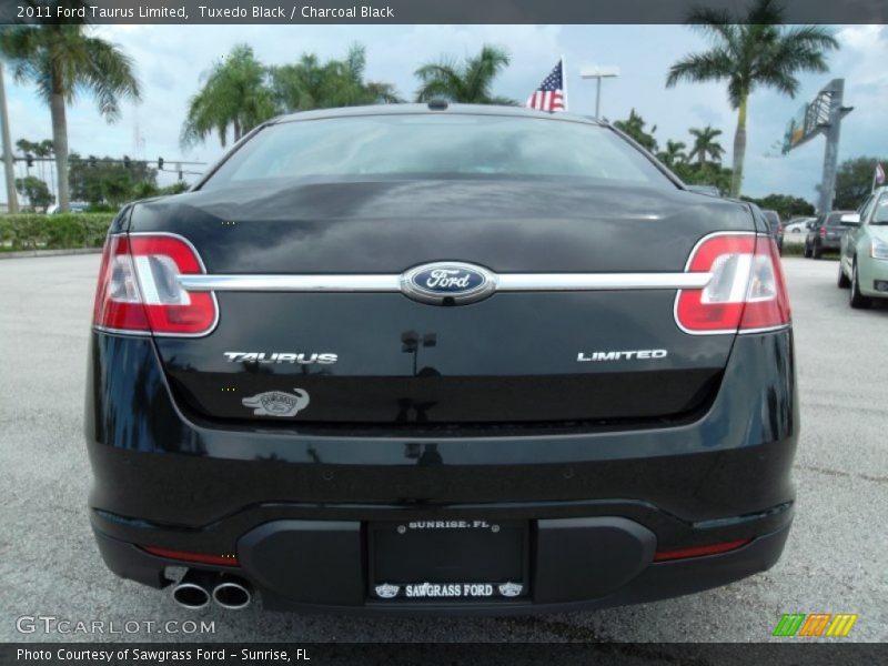 Tuxedo Black / Charcoal Black 2011 Ford Taurus Limited