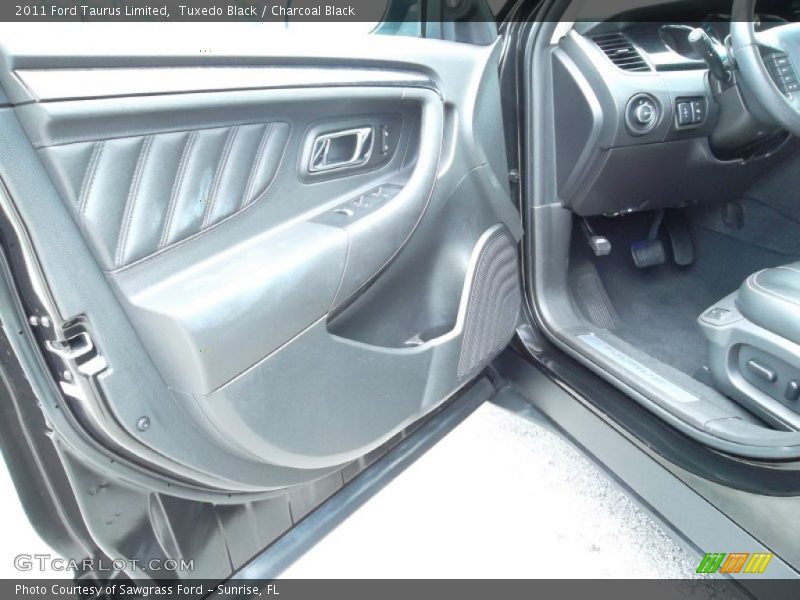 Tuxedo Black / Charcoal Black 2011 Ford Taurus Limited