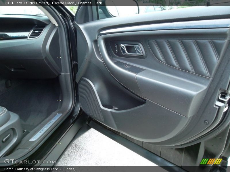 Tuxedo Black / Charcoal Black 2011 Ford Taurus Limited