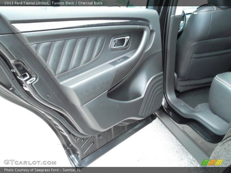 Tuxedo Black / Charcoal Black 2011 Ford Taurus Limited