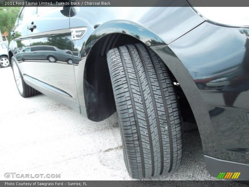 Tuxedo Black / Charcoal Black 2011 Ford Taurus Limited