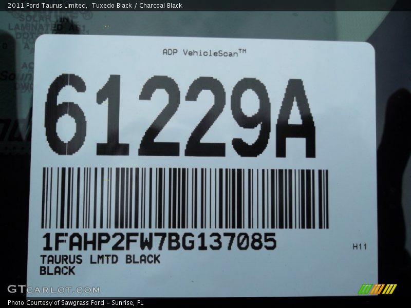 Tuxedo Black / Charcoal Black 2011 Ford Taurus Limited
