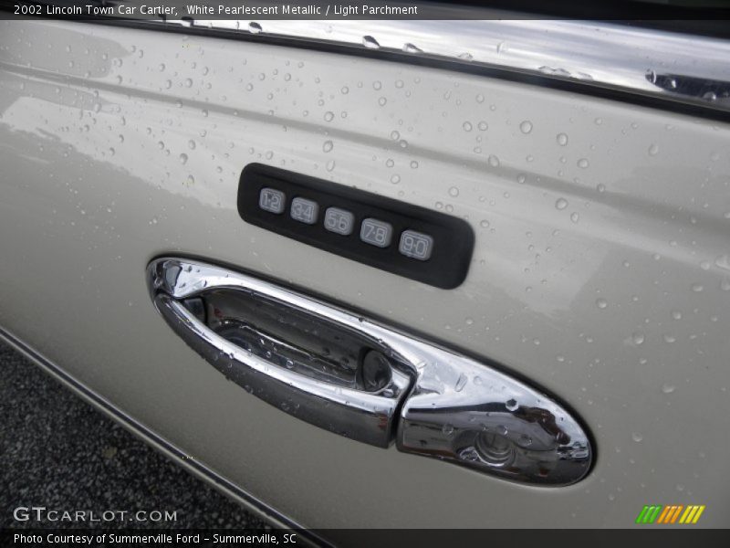 White Pearlescent Metallic / Light Parchment 2002 Lincoln Town Car Cartier