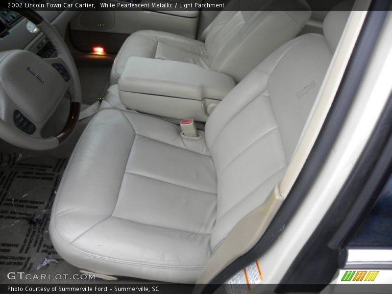 White Pearlescent Metallic / Light Parchment 2002 Lincoln Town Car Cartier