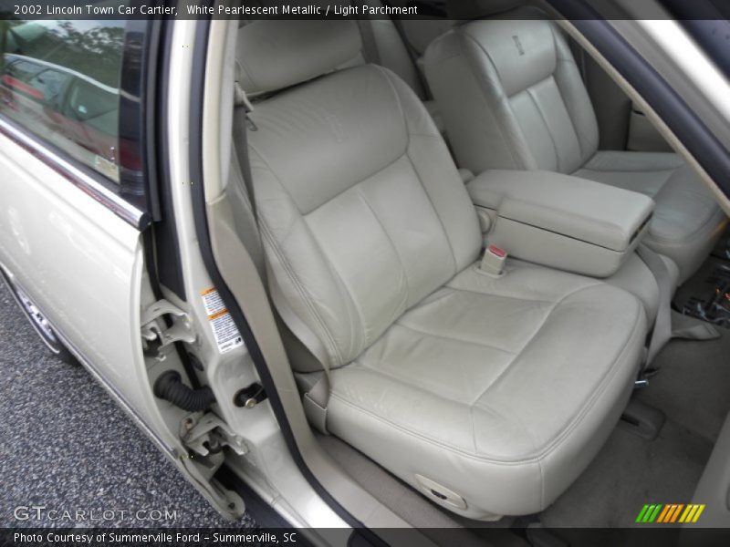 White Pearlescent Metallic / Light Parchment 2002 Lincoln Town Car Cartier