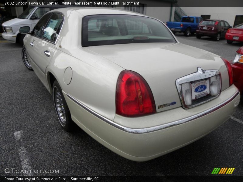 White Pearlescent Metallic / Light Parchment 2002 Lincoln Town Car Cartier
