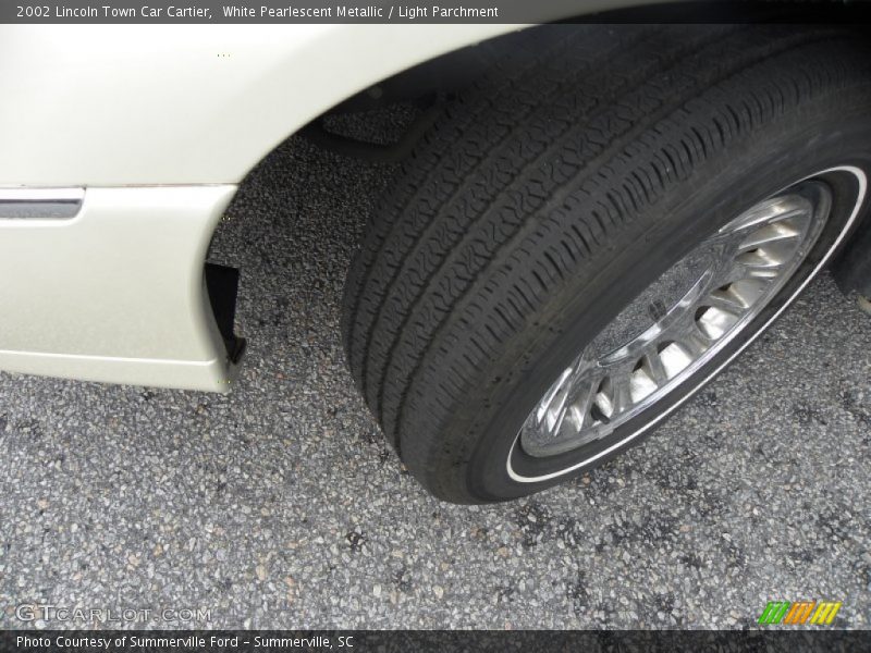 White Pearlescent Metallic / Light Parchment 2002 Lincoln Town Car Cartier