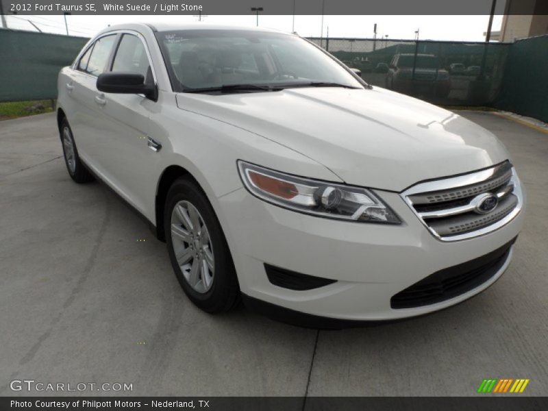 Front 3/4 View of 2012 Taurus SE