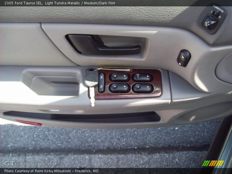 Light Tundra Metallic / Medium/Dark Flint 2005 Ford Taurus SEL