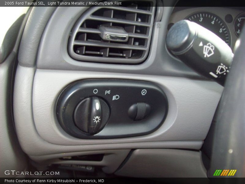 Light Tundra Metallic / Medium/Dark Flint 2005 Ford Taurus SEL