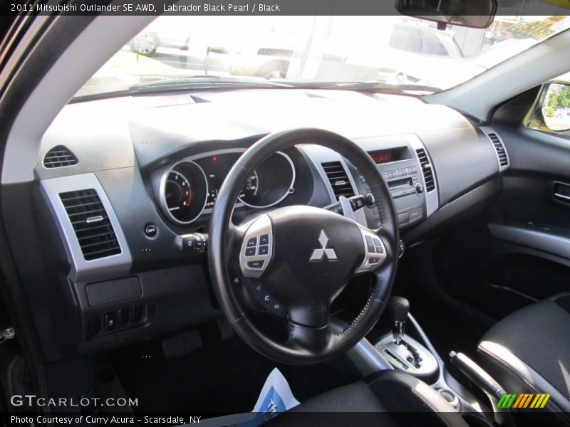 Labrador Black Pearl / Black 2011 Mitsubishi Outlander SE AWD