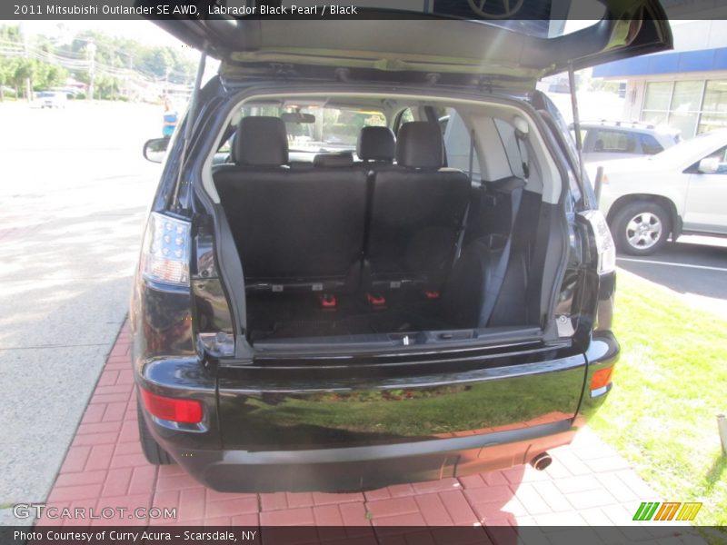 Labrador Black Pearl / Black 2011 Mitsubishi Outlander SE AWD