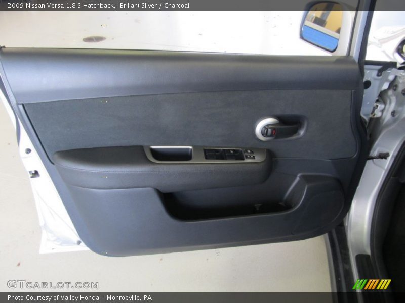 Brillant Silver / Charcoal 2009 Nissan Versa 1.8 S Hatchback