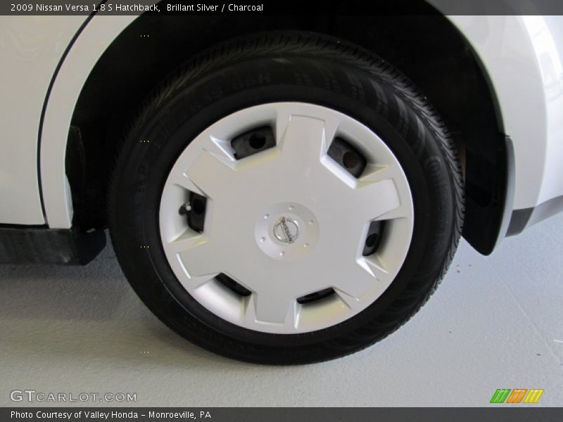 Brillant Silver / Charcoal 2009 Nissan Versa 1.8 S Hatchback