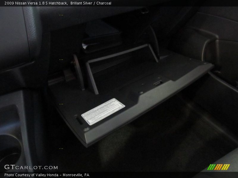 Brillant Silver / Charcoal 2009 Nissan Versa 1.8 S Hatchback