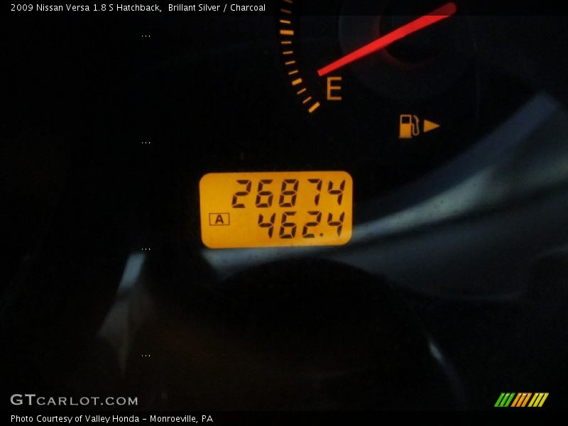 Brillant Silver / Charcoal 2009 Nissan Versa 1.8 S Hatchback