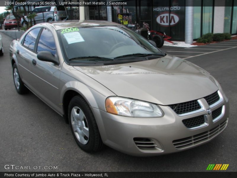 Front 3/4 View of 2004 Stratus SE Sedan