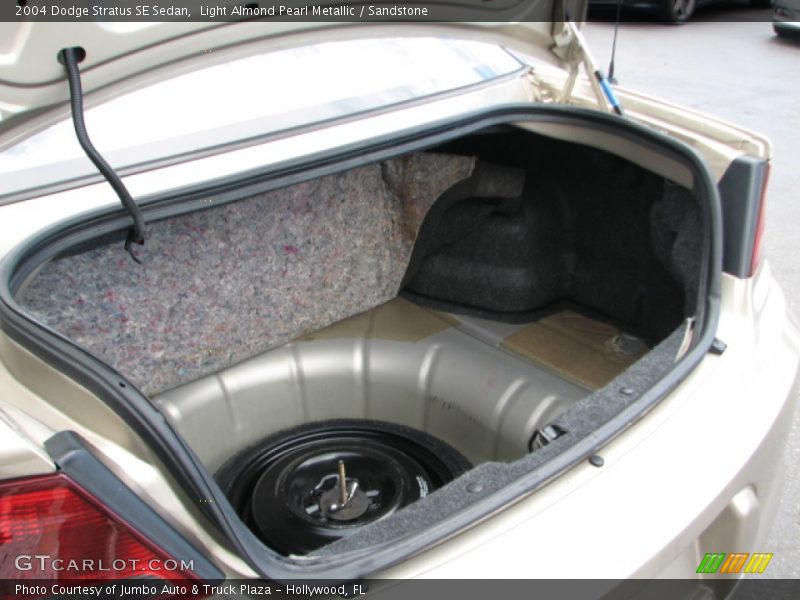  2004 Stratus SE Sedan Trunk