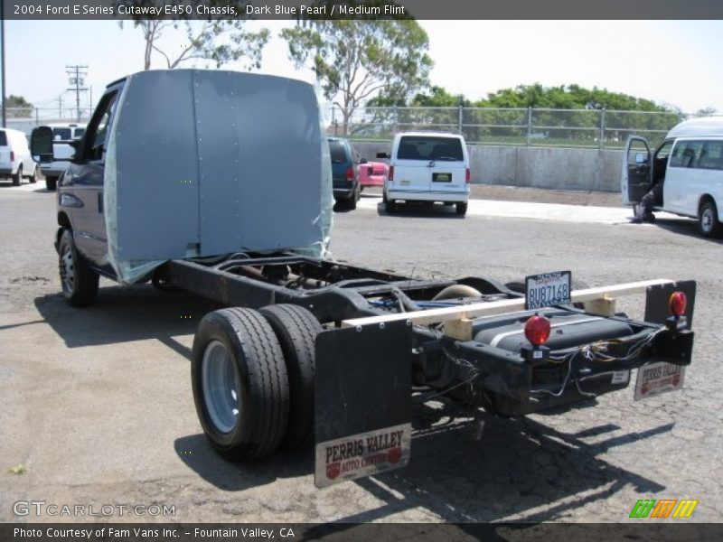 Dark Blue Pearl / Medium Flint 2004 Ford E Series Cutaway E450 Chassis