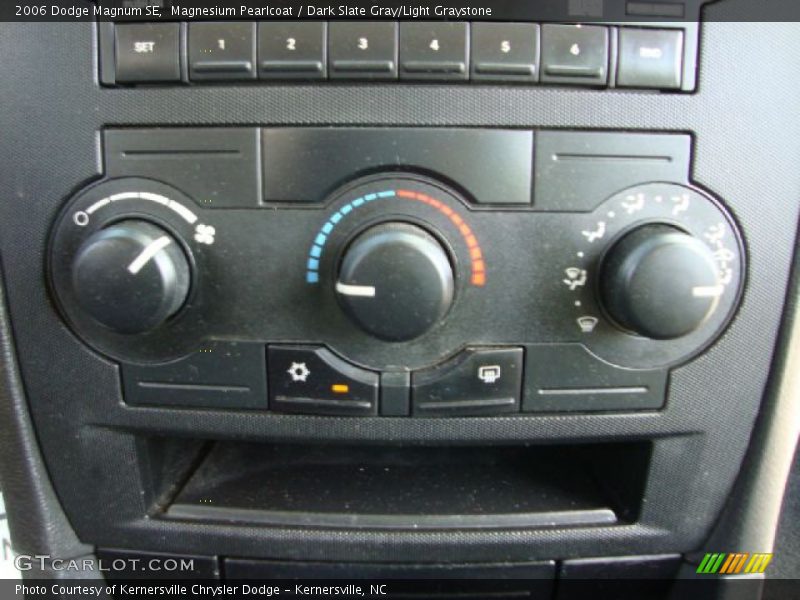 Magnesium Pearlcoat / Dark Slate Gray/Light Graystone 2006 Dodge Magnum SE
