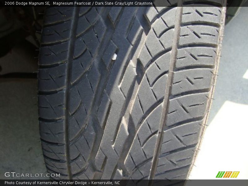 Magnesium Pearlcoat / Dark Slate Gray/Light Graystone 2006 Dodge Magnum SE