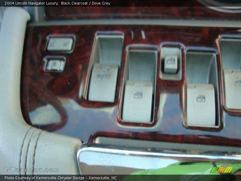 Black Clearcoat / Dove Grey 2004 Lincoln Navigator Luxury