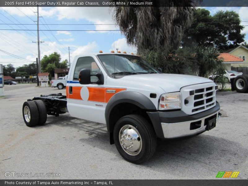 Oxford White / Medium Flint 2005 Ford F450 Super Duty XL Regular Cab Chassis
