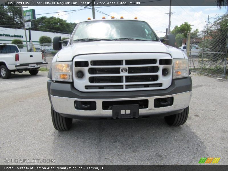 Oxford White / Medium Flint 2005 Ford F450 Super Duty XL Regular Cab Chassis