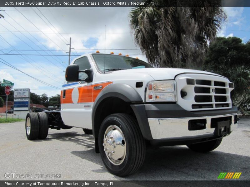 Oxford White / Medium Flint 2005 Ford F450 Super Duty XL Regular Cab Chassis
