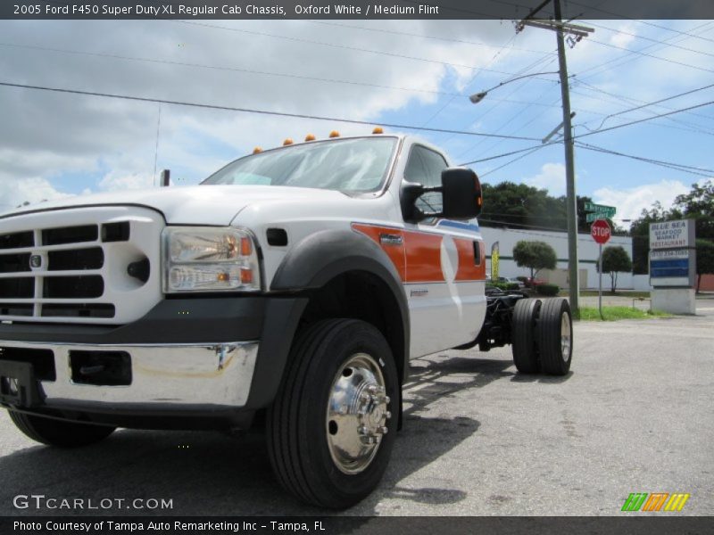 Oxford White / Medium Flint 2005 Ford F450 Super Duty XL Regular Cab Chassis