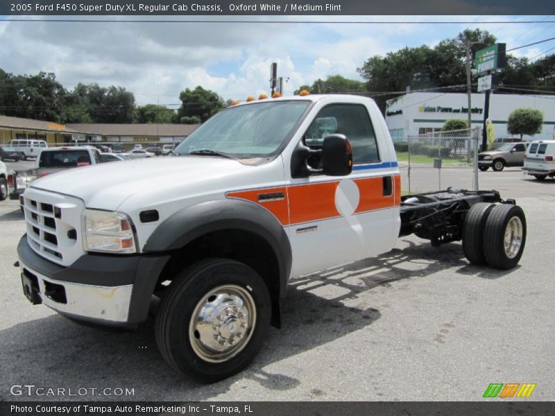 Oxford White / Medium Flint 2005 Ford F450 Super Duty XL Regular Cab Chassis
