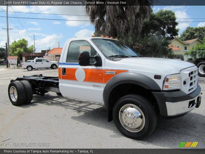 Oxford White / Medium Flint 2005 Ford F450 Super Duty XL Regular Cab Chassis