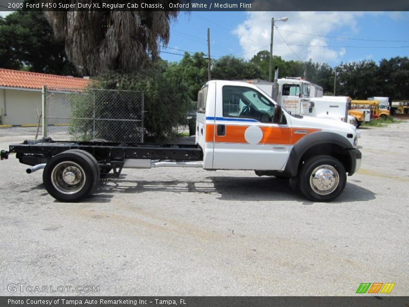 Oxford White / Medium Flint 2005 Ford F450 Super Duty XL Regular Cab Chassis