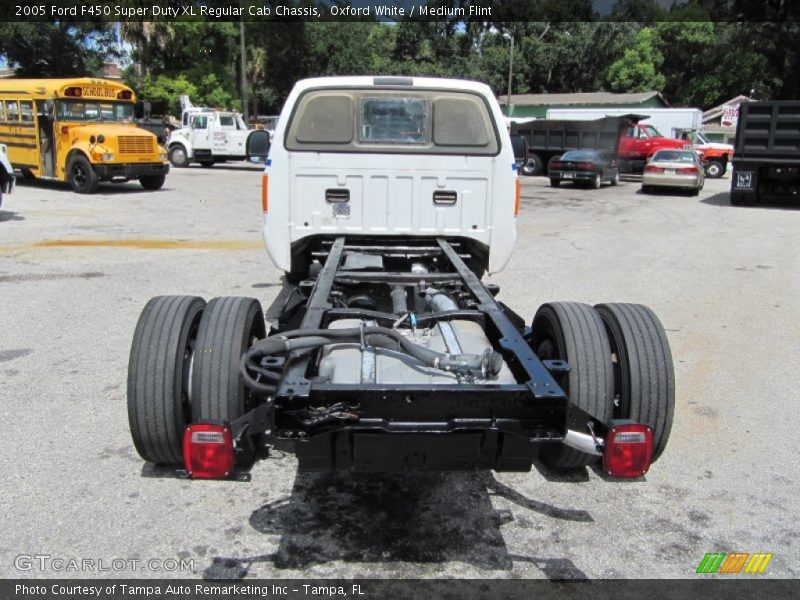 Oxford White / Medium Flint 2005 Ford F450 Super Duty XL Regular Cab Chassis