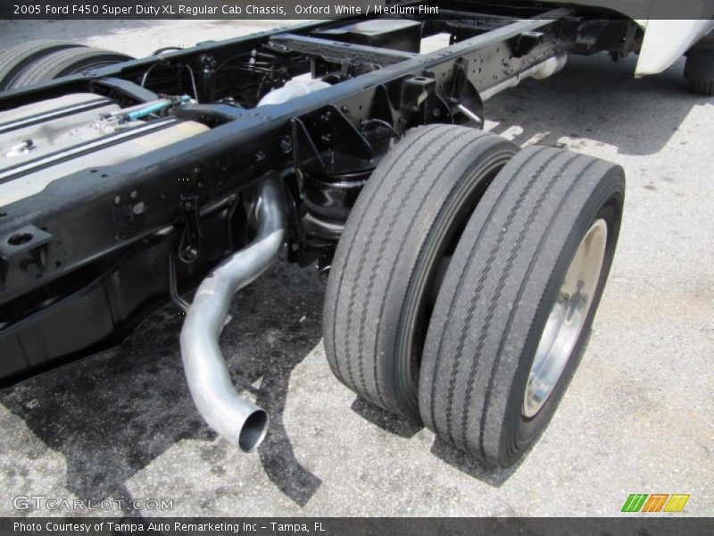 Oxford White / Medium Flint 2005 Ford F450 Super Duty XL Regular Cab Chassis