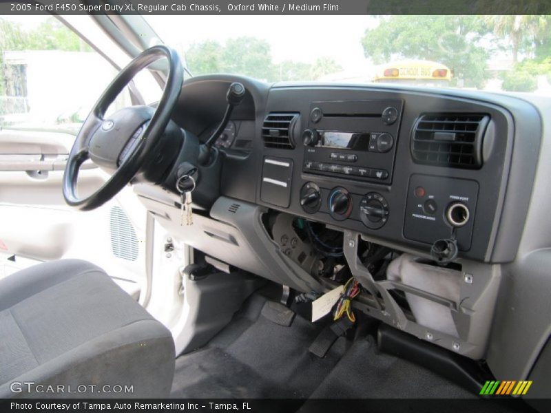 Oxford White / Medium Flint 2005 Ford F450 Super Duty XL Regular Cab Chassis