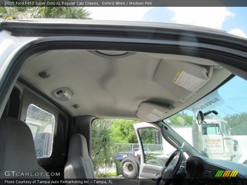 Oxford White / Medium Flint 2005 Ford F450 Super Duty XL Regular Cab Chassis