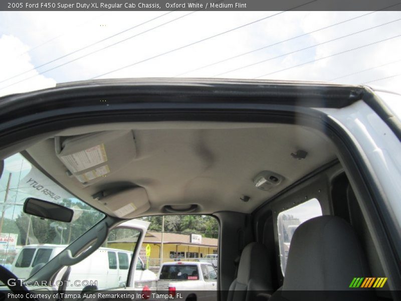 Oxford White / Medium Flint 2005 Ford F450 Super Duty XL Regular Cab Chassis