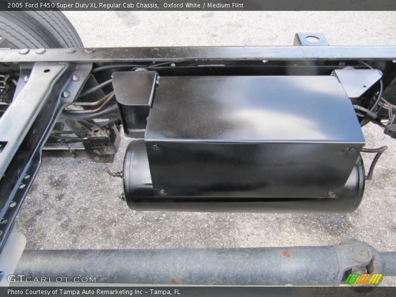 Oxford White / Medium Flint 2005 Ford F450 Super Duty XL Regular Cab Chassis