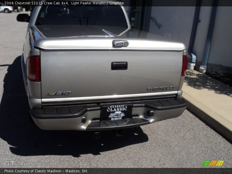 Light Pewter Metallic / Graphite 2004 Chevrolet S10 LS Crew Cab 4x4