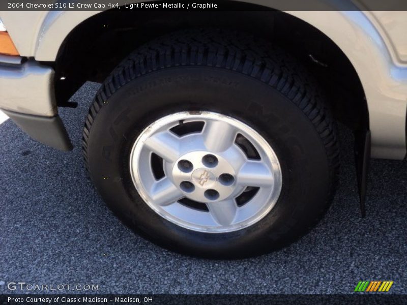 Light Pewter Metallic / Graphite 2004 Chevrolet S10 LS Crew Cab 4x4
